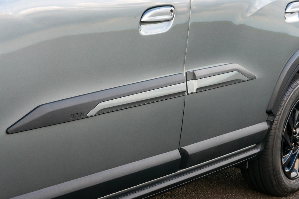 Friso da porta com letra em elevo do Chevrolet Spin 2026 é moderno e elegante